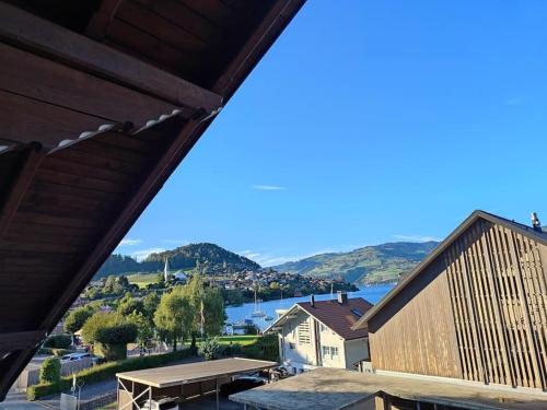 a view of a river from a building with a picnic table at Am See l 15 Minuten nach Interlaken l gratis Parking in Faulensee