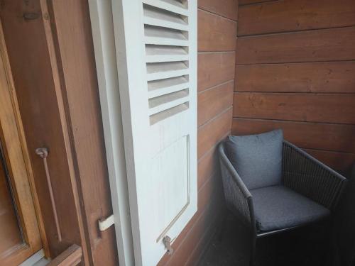 a chair sitting next to a window in a room at Am See l 15 Minuten nach Interlaken l gratis Parking in Faulensee