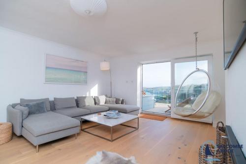 Χώρος καθιστικού στο Ultimate Coastal Escape - Stylish & Estuary Views