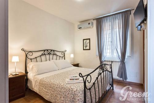 A bed or beds in a room at Green Apartments Rome