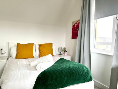 Postel nebo postele na pokoji v ubytování New Spacious Cambridge Townhouse 3bed-3bath