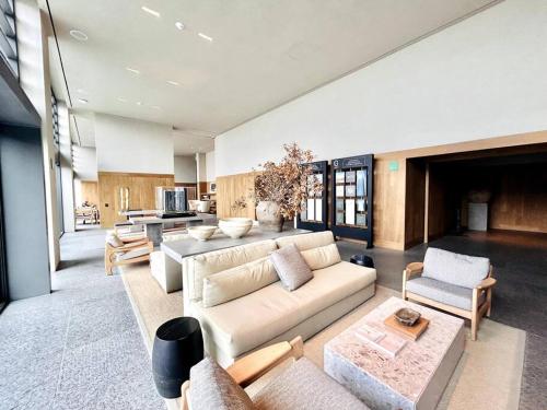 a living room with a couch and a table at Departamento a unos pasos de reforma y centro histórico in Mexico City