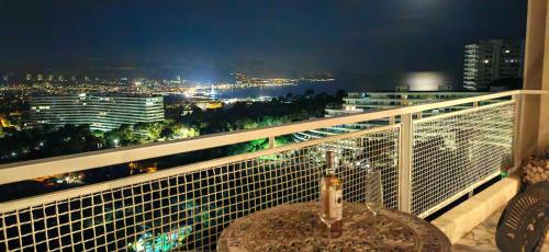 - une salle de bains avec lavabo sur un balcon la nuit dans l'établissement Vue panoramique exceptionnelle sur Marseille, à Marseille