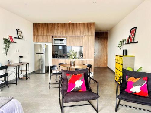 a kitchen and dining room with a table and chairs at Departamento a unos pasos de reforma y centro histórico in Mexico City