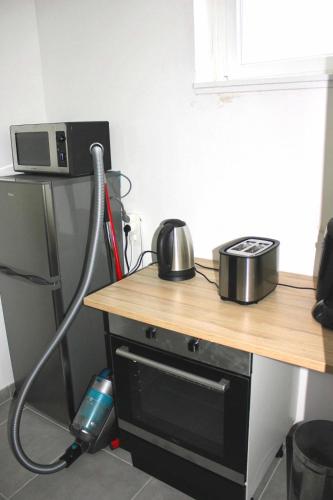 - une cuisine avec un comptoir en bois sous vide dans l'établissement appartement 2 pieces tendance, à Bobigny