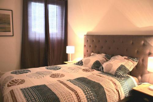 une chambre avec un lit avec des oreillers dessus dans l'établissement appartement 2 pieces tendance, à Bobigny