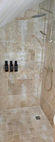 La salle de bains est pourvue d'une douche et de carrelage. dans l'établissement Love room Cassis, à Cassis