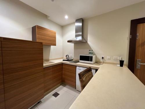 una cocina con microondas y encimera en شقق واو جراند طريق الملك - منزل ابحر سابقا, en Yeda