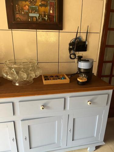 a white cabinet with a wooden counter top at Lindo Sítio na Serra Andradas a Poços de Caldas in Andradas