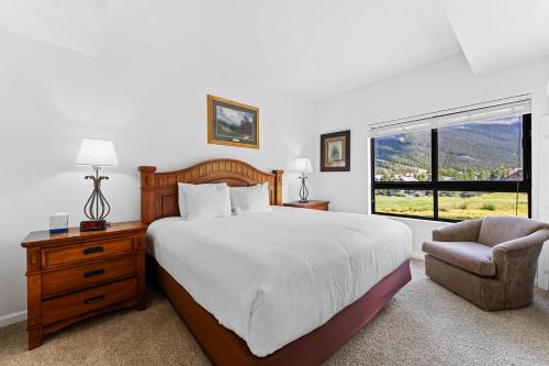 Un dormitorio con una cama, una silla y una ventana en Greens at Copper 317 by Summit County Mountain Retreats, en Copper Mountain