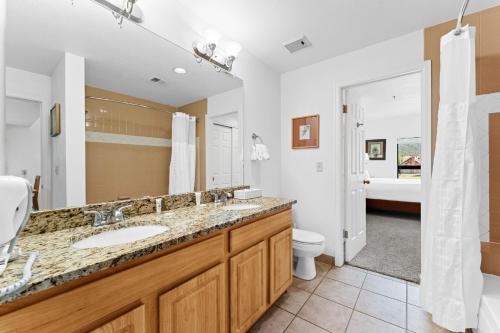 un baño con lavabo e inodoro en Greens at Copper 317 by Summit County Mountain Retreats, en Copper Mountain