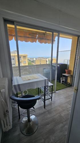 d'une table et d'un tabouret sur un balcon avec vue. dans l'établissement Studio lumineux avec parking privé, à Cagnes-sur-Mer