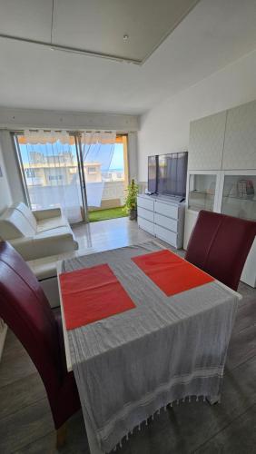 une salle à manger avec une table et quelques chaises dans l'établissement Studio lumineux avec parking privé, à Cagnes-sur-Mer