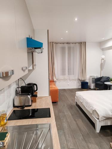 Cette chambre comprend un lit et une cuisine équipée d'une cuisinière. dans l'établissement appartement champs elysees, à Paris