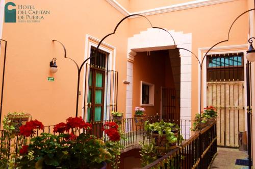 a building with flowers on a balcony at Hotel del Capitán de Puebla in Puebla