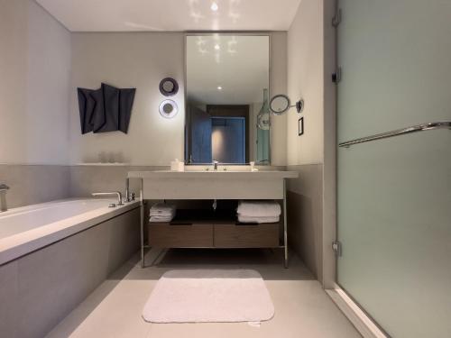 Ένα μπάνιο στο 2 Bedrooms Garden Suite at Address Beach Resort Marassi