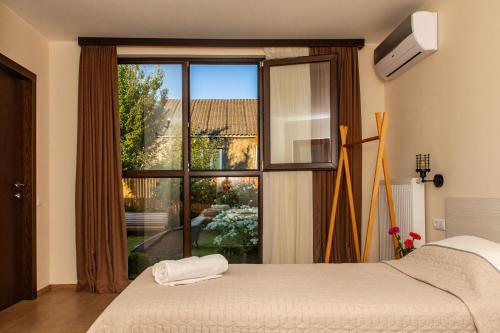 Postel nebo postele na pokoji v ubytování Alvani Inn