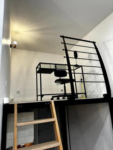 - un lit superposé en métal dans un dortoir avec une échelle dans l'établissement T2 Hypercenter Lyon, à Lyon