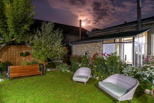 Un jardín fuera de Alvani Inn