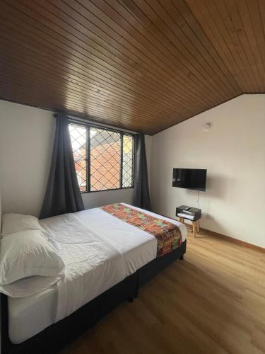 Ένα ή περισσότερα κρεβάτια σε δωμάτιο στο Bamuka Hostal
