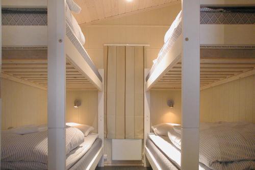 two bunk beds in a room with twothirdsploadploadploadploadploadploadpload at Hedmarktoppen in Hamar