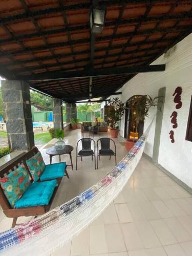 a living room with a hammock in a house at Ampla casa de 3 quartos com piscina em Serrambi PE a 50mts do mar in Porto De Galinhas