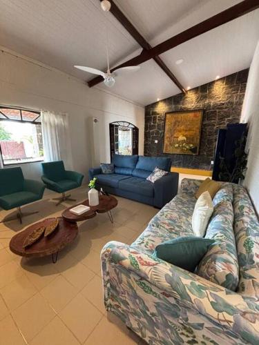 a living room with a couch and a table at Ampla casa de 3 quartos com piscina em Serrambi PE a 50mts do mar in Porto De Galinhas