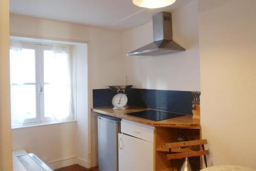 eine Küche mit einer Arbeitsplatte und einem Fenster in der Unterkunft Dormir à la Rochelle 2 - 50m2 - 1 chambre in La Rochelle