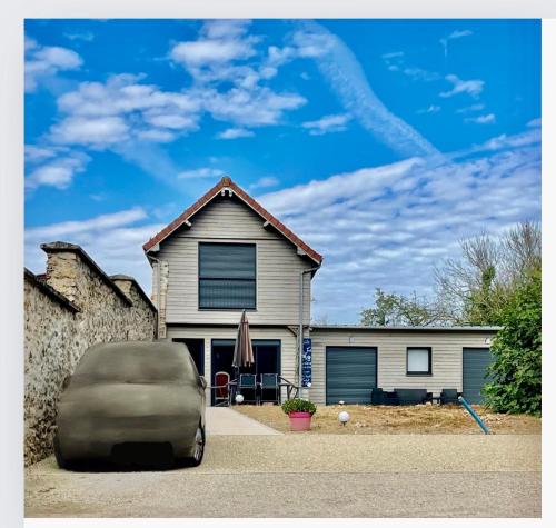 une maison avec une voiture garée devant dans l'établissement Chez Fred 