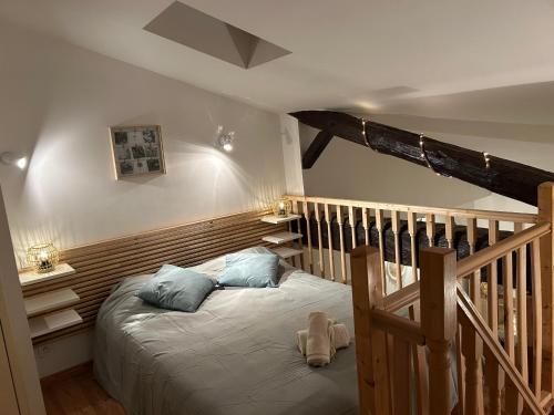 Un dormitorio con una cama con almohadas azules. en Loft Bohème et Cosy, en Montauban