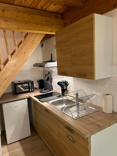 une cuisine avec un évier et un plan de travail dans l'établissement Loft Bohème et Cosy, à Montauban