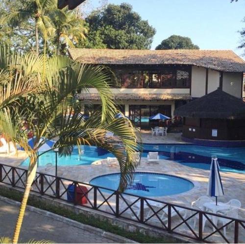 Bazén v ubytování Casa em Condomínio Maresias frente a praia nebo v jeho okolí