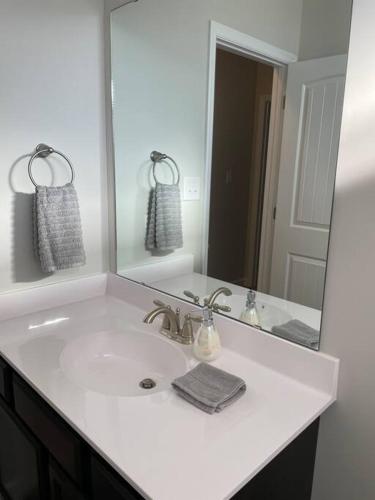 Un baño de New Construction Smart Home