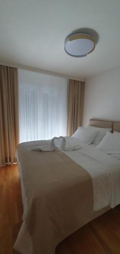 Ένα ή περισσότερα κρεβάτια σε δωμάτιο στο LUX apartmani Tuzla