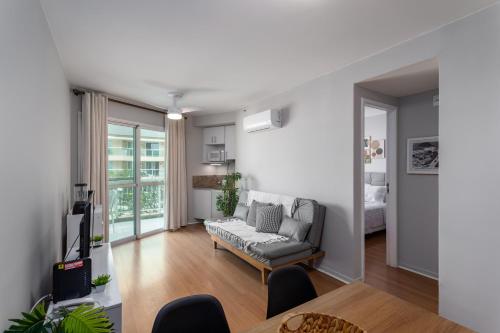 un soggiorno con un divano e un tavolo di Vista Mar - Resort Carioca - WIFI 500Mb a Rio de Janeiro