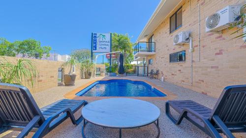 Bazén v ubytování Emerald Central Palms Motel nebo v jeho okolí