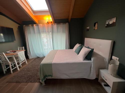 Postel nebo postele na pokoji v ubytování Grupo García de Paredes apartamentos turísticos