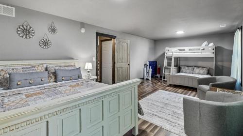 Lil Cabin in the Cove! MTN views, theater, hot tub, games, king beds, Prime Location! photo 40