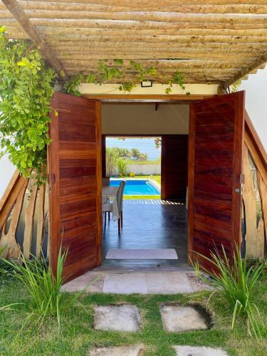 an entrance to a house with a wooden door at Villa Bôa Viagem in Fortim