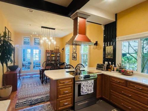 Blue Heron Manor - Historic charm centrally located_3