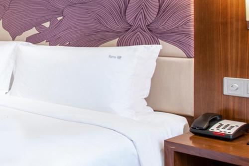 Postel nebo postele na pokoji v ubytování Holiday Inn Qingdao City Center by IHG - May 4th Square