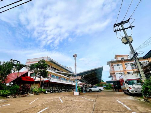 a parking lot in front of a building at โรงแรมกาญจนาสกลนคร in Sakon Nakhon