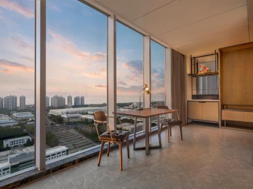 Four Points by Sheraton Yantaiにあるバルコニーまたはテラス