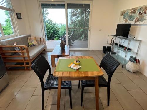 a living room with a table and chairs at El nido del tucán in Torio
