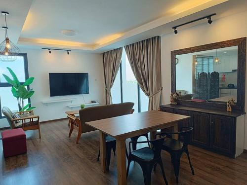 TV a/nebo společenská místnost v ubytování JazzSuites Vivacity Kuching Home