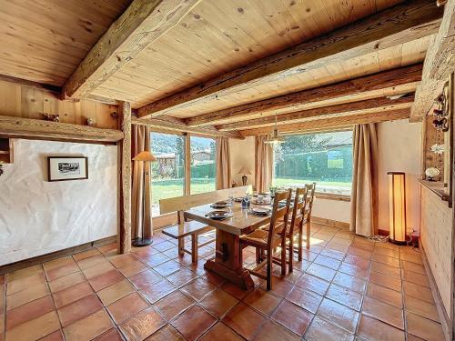 une salle à manger avec une table et des chaises en bois dans l'établissement Chalet 5 chambres près de Megève avec vue Mont Blanc - FR-1-560-148, à Demi-Quartier