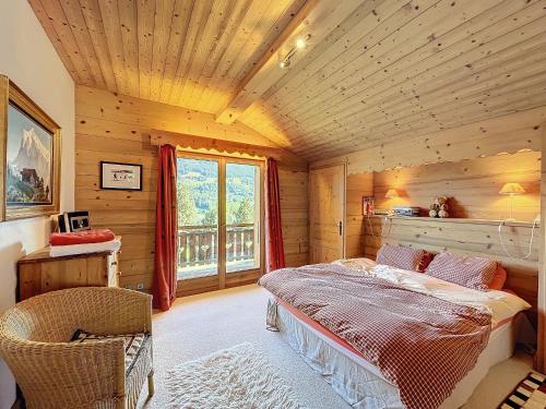 une chambre avec un lit et une grande fenêtre dans l'établissement Chalet 5 chambres près de Megève avec vue Mont Blanc - FR-1-560-148, à Demi-Quartier