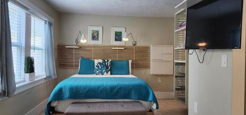 Ένα ή περισσότερα κρεβάτια σε δωμάτιο στο Cozy Beach Rental 1B/1B