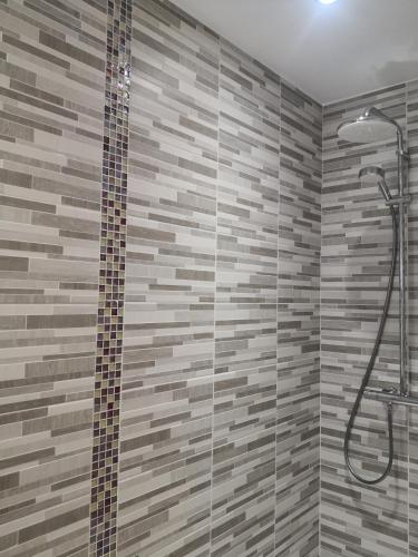 une salle de bain avec une douche avec une porte vitrée dans l'établissement Résidence Hélène Boucher - Idéal entre Aéroport Paris Orly et Paris Centre 20mn, à Villeneuve-Saint-Georges