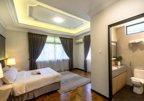 Postel nebo postele na pokoji v ubytování Tanjung Puteri Golf and Resort Malaysia